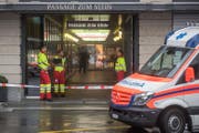 Im Einsatz stand auch der Rettungsdienst vom Kantonsspital Luzern. (Bild: Boris Bürgisser (Luzern, 10. September 2017))