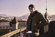 Der Luzerner Rapper Mimiks vor dem Wahrzeichen Luzerns. Im Wasserturm ist er am Samstag aufgetreten. (Bild: Flavio Leone / Red Bull Content Pool)