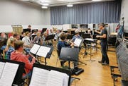 In der Aula herrscht höchste Konzentration beim Üben der «Vor-Ort-Suite». (Bild: Stefan Kaiser (Steinhausen, 26. September 2017))