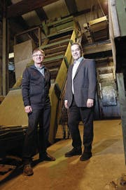 Thomas Meierhans (links), Leiter der Allmig, und Michael Müller (rechts), Mitglied der Geschäftsleitung der Alfred Müller AG, erklären den Ablauf der Anlage. (Bild: Werner Schelbert (Baar, 21. April 2017))
