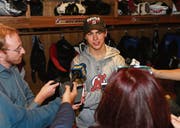Nico Hischier steht den Medien nach seinem NHL-Debüt in der Devils-Kabine Red und Antwort. (Bild: Andy Marlin/Getty (Newark, 7. Oktober 2017))