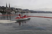 Die Einsatzkräfte mussten eine Ölsperre im Luzerner Seebecken errichten. (Bild: pd)