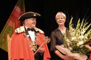Ein erhabener Moment für Eugen und Ursula Dornbierer: An der Inthronisation erhielt der Frohsinnvater die fasnächtlichen Insignien. (Bild Richard Greuter)