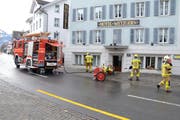 Die Feuerwehr beim Hotel Metzgern im Einsatz. (Bild: Kapo Obwalden)