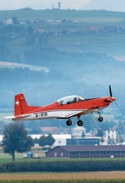 Ein PC-7-Flugzeug ist am Dienstag abgestürzt. (Bild: Laurent Gillieron/KEY)