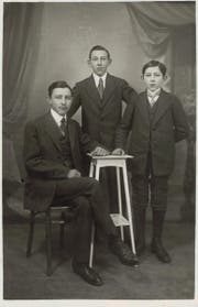 Xaver Jr., Seppi und Anton Vonarburg, dritte Inhaber-Generation des Familienunternehmens Vonarburg Luzern. (Bild um 1912) (Bild: zvg.)