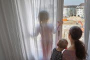 Trotz reger Bautätigkeit bleibt der Anteil an kostengünstigem Wohnraum im Kanton Luzern konstant. Bild: Blick aus einer Wohnung auf die Himmelrich-Baustelle der Allgemeinen Baugenossenschaft Luzern. (Bild: Keystone/Christof Schuerpf)