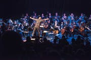 Der Dirigent geht richtig mit: Andreas Schaerer dirigiert das Akademie-Orchester beim Auftritt mit seiner Band «Hildegard lernt fliegen». (Bild Lucerne Festival/ Priska Ketterer)