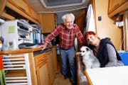 Hat seinen Lebensmittelpunkt auf den Campingplatz verlegt: Hugo Bürgin, der mit Hund Bonny im Wohnwagen lebt. Oft kriegt er Besuch von seiner Lebensgefährtin Linda Guyaz. (Bild Werner Schelbert)