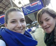 «Im Gegensatz zu Flugreisen sieht man mit der Bahn viel mehr von der Landschaft.» Laura Beck (links), mit Corinne Hess.
