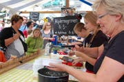 Trudi Schmidig mit Team (oben) und ihre Magronen. Beppino Giacomini (unten) verkauft gebratene Nudeln nach thailändischer Art. (Bilder Blanca Imboden)