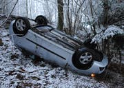 In Roggliswil hat sich eine Autofahrerin bei einem Selbstunfall leicht verletzt. (Bild: Luzerner Polizei)