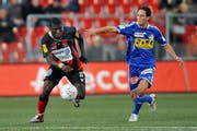 Enrico Schirinzi (r.) versucht Matar Coly zu stoppen. (Bild Keystone)