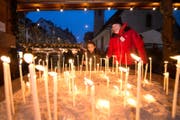 Die Kirchen von Luzern laden zum Entzünden einer Kerze ein. (Bild: Eveline Beerkircher (Luzern, 15. Dezember 2016))