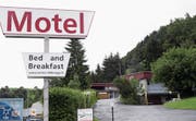Noch ist unklar, ob und wann das Motel Sihlbrugg zur Asylunterkunft wird. (Bild: Werner Schelbert (Baar, 3. Juni 2016))