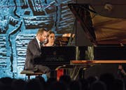 Die furiose Gangart von Pianist Igor Levit war auch für die Noten-Umblätterin herausfordernd. (Bild: Alexandra Wey/Keystone (25. Juni 2017))