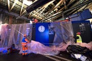 Zuerst auspacken, dann anpacken: In der Nacht auf Donnerstag ist im Bahnhof Luzern gearbeitet worden. (Bild: Eveline Beerkicher / Neue LZ)