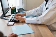 Ärzte dürfen grundsätzlich keine sensiblen Dokumente wie Krankenakten von Patienten weitergeben. (Bild: Christian Beutler/Keystone)