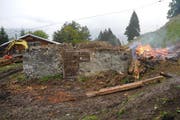Es war kein Brand - es war eine widderrechtliche Abfallverbrennung. (Bild: Kantonspolizei Schwyz)