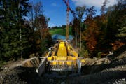 Im Namensstreit um die im Bau befindliche Nordzufahrt in Walchwil ist eine Beschwerde gegen den Gemeinderat eingegangen. Auf dem Bild: eine Brücke auf der Seite Hörndlirain. (Bild: Stefan Kaiser)