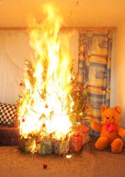 Adventskränze und Christbäume können sich innert Sekunden entzünden und die ganze Wohnung in Brand stecken, wie dieses Bild der Gebäudeversicherung Zug zeigt. (Symbolbild). (Bild: PD)