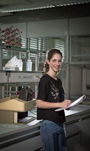 Sie betrieb radiochemische Forschung: Maturandin Isabella Brovelli (18) im Labor der Kantonsschule Reussbühl. (Bild: Pius Amrein (12. Juni 2017))