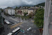 Blick vom Hotel Anker auf den Pilatusplatz. Dort, wo sich heute ein kleiner provisorischer Park mit Birken befindet (Bild Mitte), soll ein Hochhaus gebaut werden. (Bild: Roger Grütter (Luzern, 24. September 2015))