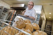Walter Stadelmann (Bäckerei Merz) in seiner Backstube. Für seine Bäckerei in der Eisengasse sucht er Sponsoren. (Bild Pius Amrein)