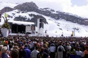 Mehr als 10'000 Fans beim Rod Stewart-Konzert 2000. (Bild: KEYSTONE/Arno Balzarini)