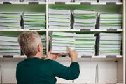 Wenn es nach den Vorstellungen der Nidwaldner Regierung geht, wird der Übergang zur Pensionierung für Staatsangestellte flexibler gestaltet werden (Themenbild). (Bild: Keystone / Christian Beutler)