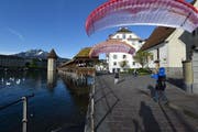 Gleitschirm-Flugschüler in Luzern. (Bild: pd)