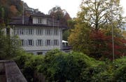 Die Villa Maria soll verschoben werden, wie die Profilstangen zeigen. (Bild Bert Schnüriger/Neue SZ)
