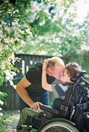Manuel Bauer mit seinem Sohn Yorick im Garten in Winterthur. (Bild: Sabina Bobst (Zürich, 29. August 2017))