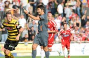 Erwischt: Schiedsrichter Massimo Busacca zeigt den YB-Fans im Herbst 2009 den Stinkefinger. (Bild: Thomas Hodel)