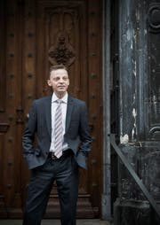 Der SVP-Kantonsrat und Rechtsprofessor Hans-Ueli Vogt beim Rathaus in Zürich. (Bild: Adrian Baer / NZZ)