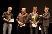 Von links: Steve Gisler, Geni Wipfli, Bruno Risi und Moderator Michael Zezzi hatten Grund zur Freude. (Bild Daniel Regli/Neue UZ)