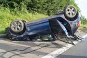 Der 29-jährige Autolenker prallte aus bisher ungeklärten Gründen auf der Autobahn bei Gisikon in die Leitplanke und landete auf dem Dach. (Bild: Zuger Polizei)