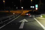 Das Auto ist nach mehreren Kollisionen fahruntüchtig. (Bild: Kantonspolizei Schwyz)