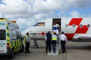 Ein Patient wird in Gran Canaria in den Ambulanzjet eingeladen. (Bild: Rega)