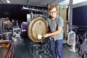 Backstage im KKL: der amerikanische Perkussionist Ross Karre (30) mit seinen Schlaginstrumenten. (Bild Dominik Wunderli)