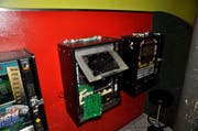 Der aufgebrochene Spielautomat. (Bild: Zuger Polizei)
