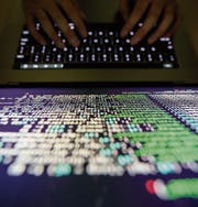 Cyberangriffe nehmen auch in der Schweiz zu. (Bild: Ritchie B. Tongo/EPA)