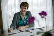 Die Wolhuser Chorleiterin Johanna Imbach-Wey in ihrem Wohnzimmer bei den Vorbereitungen auf die Probe. (Bild Pius Amrein)