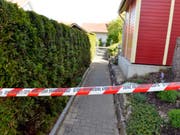 Das durch Polizeiband abgesperrte Haus in Würenlingen (Bild: Keystone)