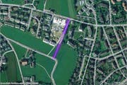 Bauliche Massnahmen sollen die Sicherheit für Fussgänger auf der Feldstrasse in Cham erhöhen. (Bild: map.search.ch)