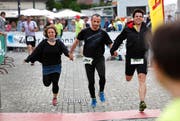 Die Gabi Grässli-Stafette aus Baar beim Zieleinlauf. (Bild: Christof Borner-Keller / Neue ZZ)