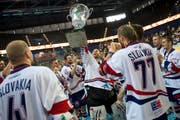 WM-Pokal für die Slowaken in der Zuger Bossard-Arena: Die Osteuropäer sind ihrer Favoritenrolle gerecht geworden. (Bild Maria Schmid)