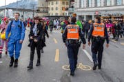 Zwei uniformierte Polizisten am Schmutzigen Donnerstag beim Schwanenplatz. (Bild: Philipp Schmidli (Luzern, 23. Februar 2017))