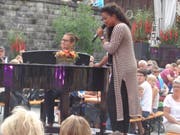 Probedurchlauf von Eliane Müller (am Klavier) und Fabienne Louves. (Bild: Leserbild Josef Müller)