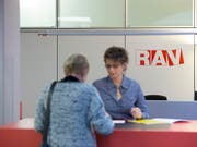 Bei den Regionalen Arbeitsvermittlungszentren (RAV) waren Ende April weniger Arbeitslose gemeldet als im März (gestellte Szene, Symbolbild). (Bild: Keystone / Peter Klaunzer)